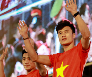 Sân Thống Nhất 'nổ tung' khi U23 giao lưu với người hâm mộ
