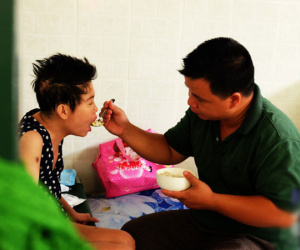 Vì tình yêu, người đàn ông tự tay chăm sóc 'vợ hờ' mang bệnh hiểm nghèo chảy máu vùng kín, thương con vợ như con mình