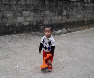 Bé trai 3 tuổi nghi rơi xuống sông Lô mất tích lúc giữa trưa