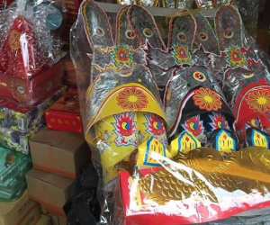 Người dân sắm Tết sớm vì 3-4 ngày nữa giá cả tăng cao
