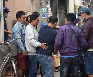 Cướp taxi bất thành, xông vào nhà dân đổ nước gài điện cố thủ