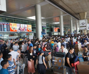 1 người về + 10 người đi đón = sân bay quá tải