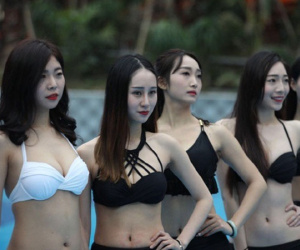 Bất chấp giá lạnh, sinh viên Trung Quốc nô nức thi mẫu ngực