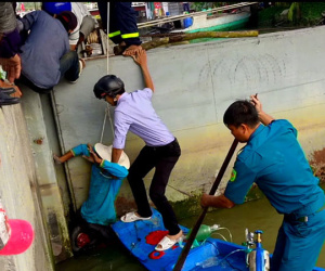Hàng trăm người ứng cứu người đàn ông bị kẹt chân ở cống đang đóng