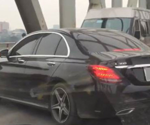 Tài xế nói lí do quay đầu xe Mercedes trên cầu Chương Dương