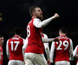 Thương vụ gia hạn với Ozil có thể khiến Arsenal mất Ramsey
