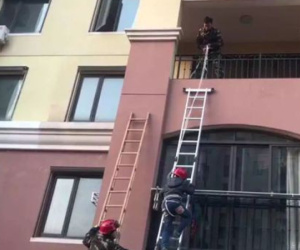 Bà nội buộc dây thả cháu xuống ban công vì lý do không thể chấp nhận
