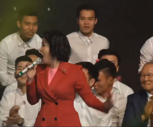 Fan hâm mộ phát cuồng trước hành động của các cầu thủ U23 dành cho diva Mỹ Linh
