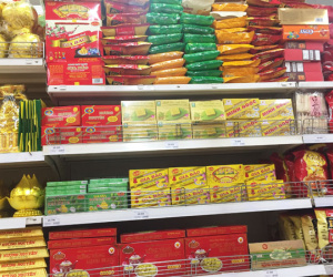 Mua bánh kẹo, thực phẩm cho Tết: Người tiêu dùng cần chú ý những gì?