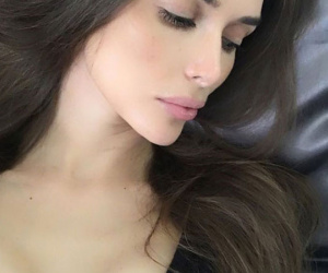 Nữ blogger mang cặp núi đôi 'hình vuông' vì phẫu thuật thẩm mỹ hỏng