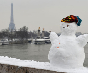 Paris tráng lệ với đợt tuyết rơi kỷ lục trong ba thập kỷ