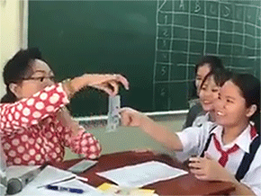 Clip: Cô giáo mừng tuổi học sinh tờ 500k kiểu đánh đố, cả lớp chỉ 3 em thành công mà vẫn vui như tết