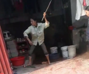 Clip mẹ đánh con trai vì tội cắm xe, vay tiền tổ chức sinh nhật cho bạn gái khiến dân mạng xôn xao