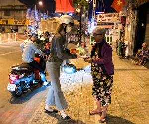 Hồ Ngọc Hà dành cả ngày làm từ thiện, đi xe máy trao quà Tết cho người vô gia cư lúc nửa đêm