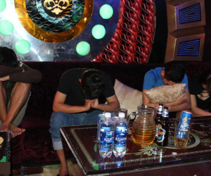 Lại phát hiện nhóm nam nữ 9X cùng 'bay' tại karaoke Pha Lê