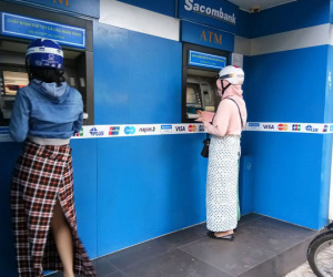TP.HCM: 'Bực bội' vì ATM 'nhả' tiền mệnh giá thấp