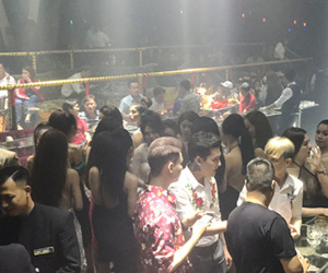 Video: Dân chơi nhốn nháo khi cảnh sát ập vào quán bar ở Sài Gòn