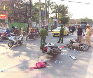 2 xe máy va chạm kinh hoàng, cô giáo nguy kịch ngay trước nhà nhưng người thân không nhận ra