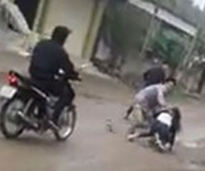 Dùng súng điện cướp xe máy giữa trưa ở Sài Gòn