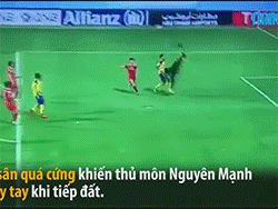 Kinh hoàng với pha gãy gập tay của thủ môn SLNA Nguyên Mạnh
