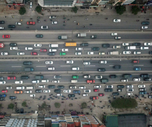 Người dân chật vật tìm lối thoát khỏi cửa ngõ Hà Nội