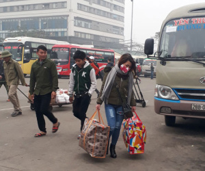 Người dân lỉnh kỉnh đồ đạc đổ về bến xe Mỹ Đình về quê ăn Tết
