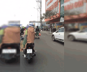 Video: Người phụ nữ U50 cưỡi xe thăng bằng lướt vèo vèo trên phố