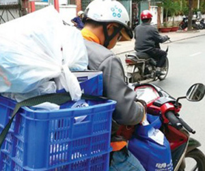 Giá tăng gấp ba, shipper từ chối khách vì tắc đường