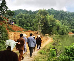 Máy ủi lùi đè chết sư trụ trì thiền tự Yên Cát