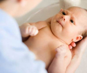 Tắm thế nào để trẻ nhỏ không bị viêm phổi trong mùa đông