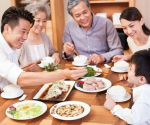 Người lớn tuổi ăn uống ngày Tết như thế nào