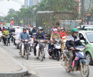 Shipper bỏ về quê: Chủ hàng ê ẩm lái ô tô, chạy SH giao hàng