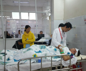 Vụ lật xe khách, 2 người chết, 11 người bị thương: Tiếng trẻ em, phụ nữ khóc rất thê lương