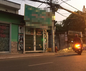 Bị bạn gái cự tuyệt tình cảm, một thanh niên rút dao tự sát