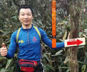 ‘Ngán’ xe cộ, người đàn ông chạy bộ 211km về quê ăn tết
