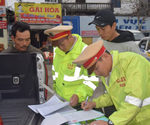 Ôtô 46 chỗ nhồi nhét 79 khách ngày cận Tết