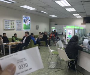 Phòng giao dịch, ATM đông nghẹt trong ngày 28 Tết