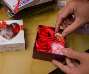 Thị trường quà tặng Valentine 'lu mờ' vì không khí Tết