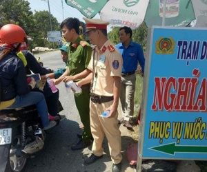 Video: CSGT miền Tây phát nước suối, khăn lạnh cho dân về quê ăn Tết