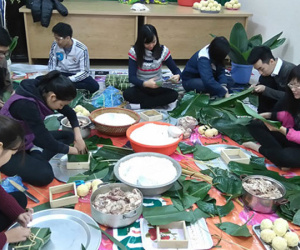 Video vui như Tết: Dân chung cư rủ nhau góp gạo gói bánh chưng chung