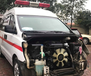 Xe cứu thương tông 3 người một gia đình nguy kịch, tài xế lái xe bỏ trốn