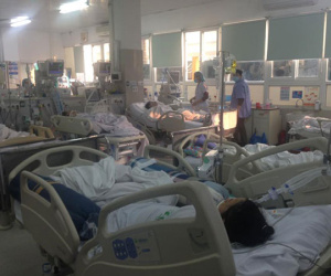 Cận Tết, Bệnh viện Bạch Mai 'vỡ trận', bác sĩ kiệt sức vì cấp cứu