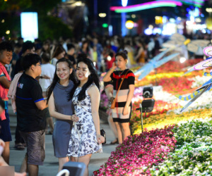 Hàng nghìn người đổ về đường hoa Nguyễn Huệ trong đêm khai mạc