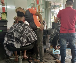 Salon tóc, tiệm sửa xe 'hốt' cả chục triệu/ngày dịp Tết