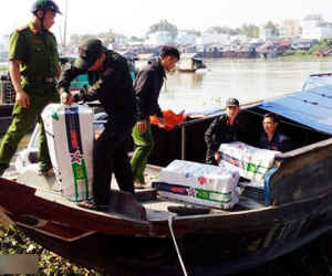 Cảnh sát bắt giữ ghe gỗ chở hơn 30.000 gói thuốc nhập lậu
