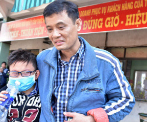 Cha bật khóc tìm con trai lạc ở sân ga sáng 30 Tết