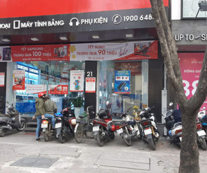 Cửa hàng bán smartphone ế ẩm giáp tết