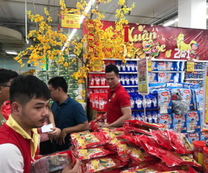 Hàng hóa ngày 30 Tết, chỉ rau củ tăng giá