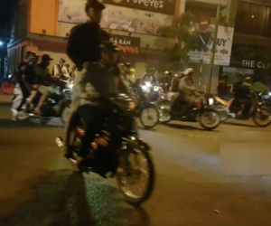 Hàng trăm dân chơi Sài Gòn đua xe sáng 30 Tết