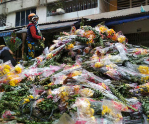 Hoa chất thành 'núi', đổ bỏ bên đường ngày 30 Tết ở Sài Gòn